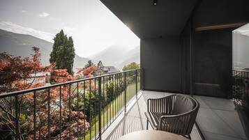 Un balcone con vista su montagne e foglie autunnali.
