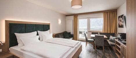 Habitación doble Confort, balcón, vista a la montaña | Ropa de cama hipoalergénica y minibar