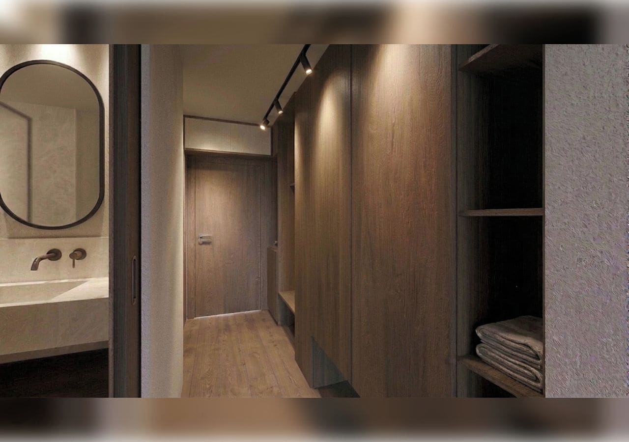 Un baño moderno con tocador de madera, espejo y toallero.