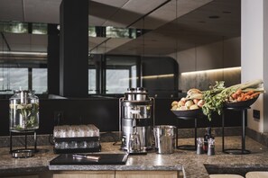 Free daily buffet breakfast  - SomVita Suites Restaurant SomVino (Tirolo)