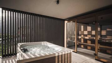 Un baño moderno con una bañera independiente, cabina de ducha con paredes de vidrio y vistas al exterior.