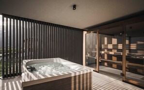 Une salle de bain moderne avec une baignoire sur pieds, une douche à parois de verre et une vue sur l’extérieur.