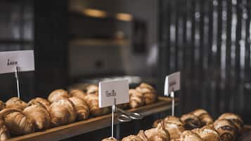 Une vitrine de boulangerie où sont exposés des croissants, chacun étant accompagné d’une étiquette.