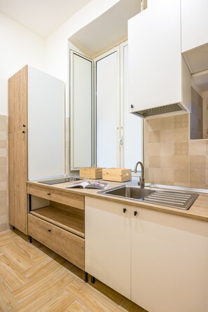 KĂŒhlschrank, Wasserkocher, Kochgeschirr/Geschirr/Besteck, Esstisch