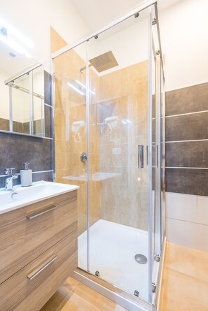 Dusche, Haartrockner, HandtĂŒcher