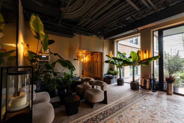 Property grounds - The Brondesbury by Nestor (London)