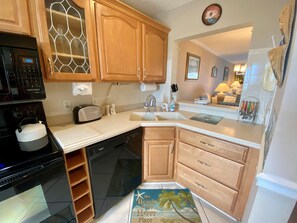 Køleskab, mikrobølgeovn, ovn, kogeplade