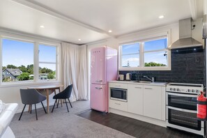 Frigorifero, microonde, tostapane, pentole/stoviglie/utensili