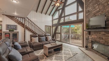 Una Smart TV, una chimenea, libros