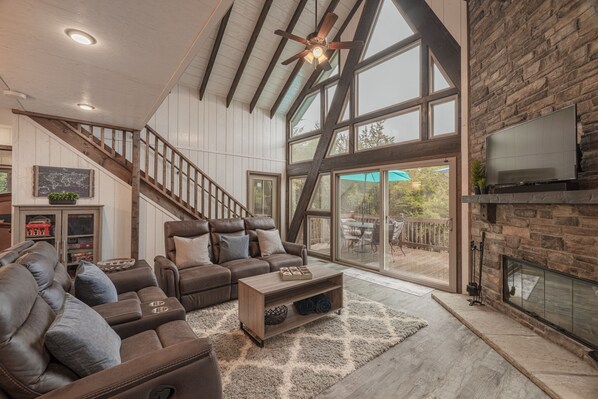 Smart-TV, Kamin, Bücher