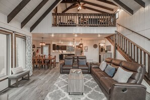 Una Smart TV, una chimenea, libros