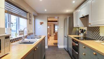 Dishwasher, electric kettle, toaster, cookware/dishes/utensils