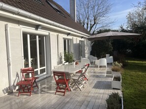Outdoor dining - Chambres à Louer Dans une Maison Située Dans un Domaine Recherché Avec Piscine (Plaisir)
