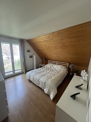 2 bedrooms, iron/ironing board, WiFi, bed sheets - Chambres à Louer Dans une Maison Située Dans un Domaine Recherché Avec Piscine (Plaisir)