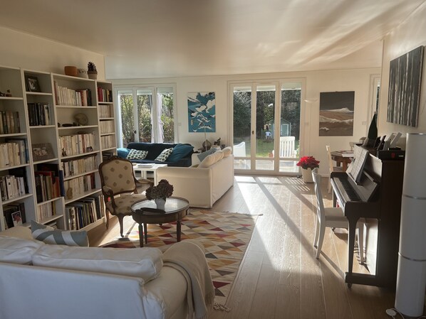 Living area - Chambres à Louer Dans une Maison Située Dans un Domaine Recherché Avec Piscine (Plaisir)