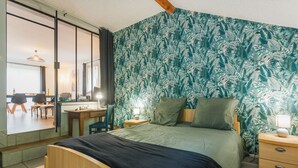 A bedroom with a bed, a desk, a chair, and a dresser. - Maison Individuelle, Terrasse et Jardin Clos (Cauterets)