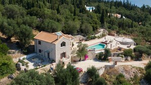 A stone villa with a swimming pool, surrounded by dense forest and a view of the sea. - Villa Bolios Sea View Private Pool (Kefalonia)