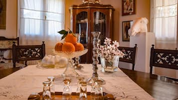 Villa | 4 bedrooms, desk