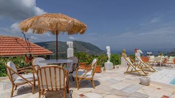 Villa | 4 bedrooms, desk