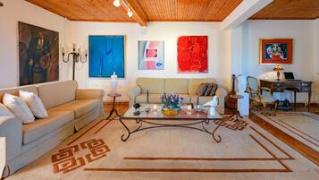 House | 4 bedrooms, desk