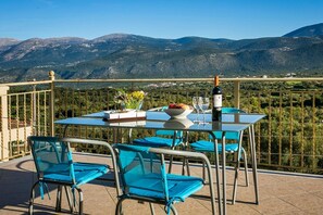 Mesa al aire libre con vistas a las montañas.