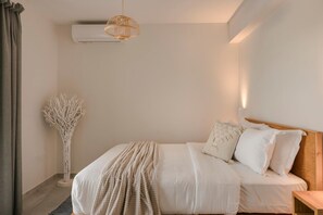 House | 2 bedrooms, desk