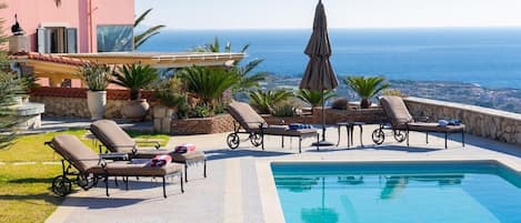 Villa | 5 bedrooms, desk