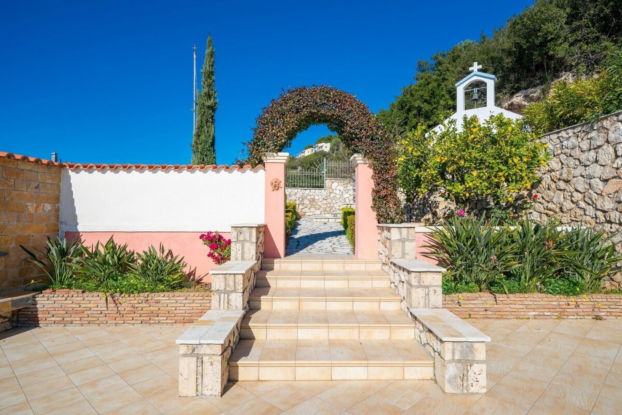 Villa | 5 bedrooms, desk