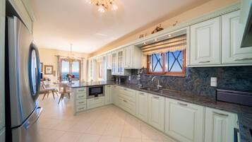 Villa | 5 bedrooms, desk