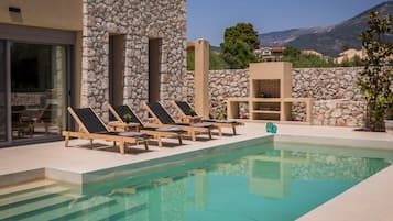 Villa | 3 bedrooms, desk