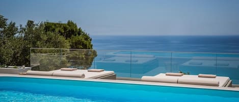 Villa | 3 bedrooms, desk