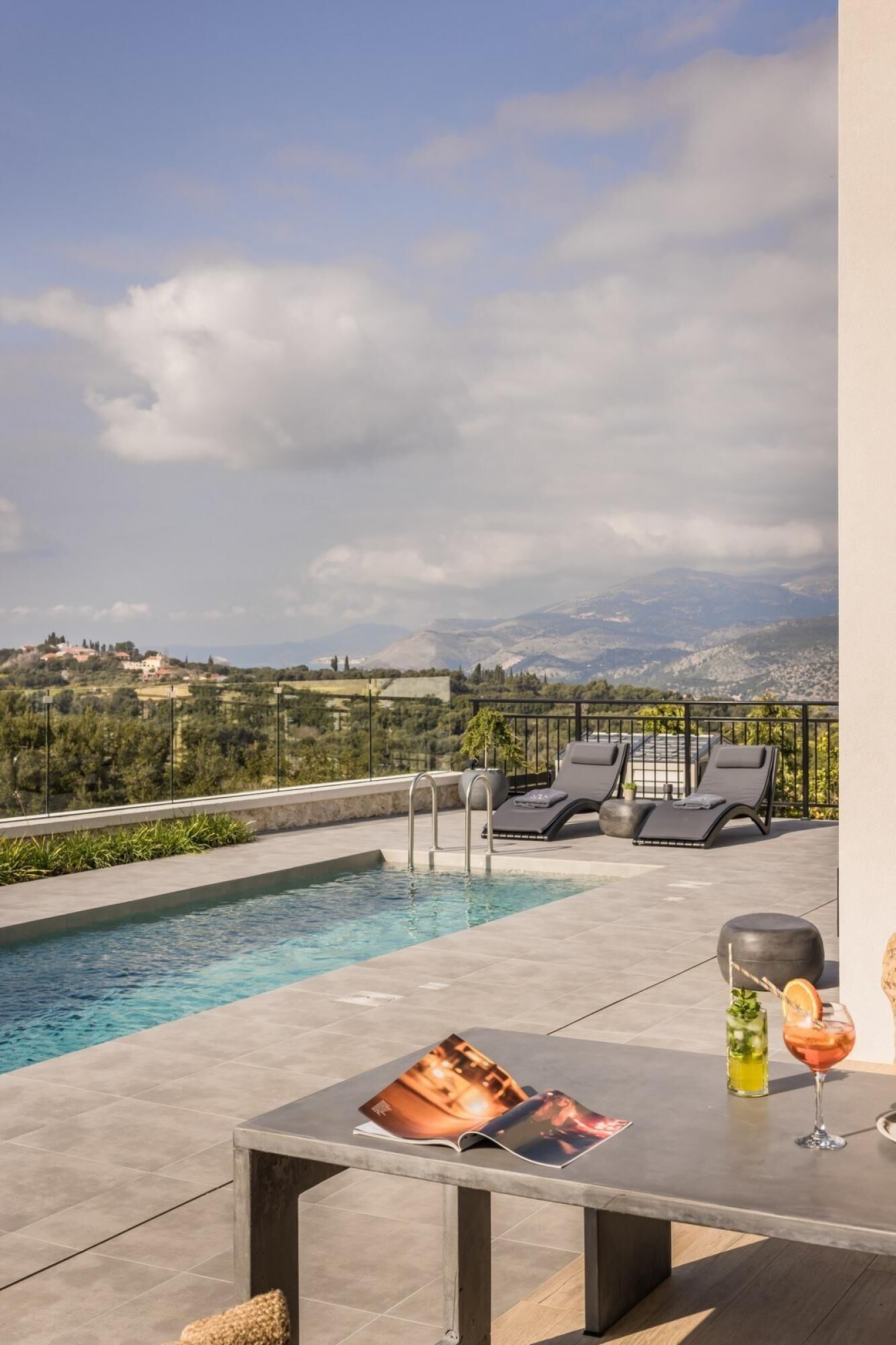 Villa | 2 camere, una scrivania