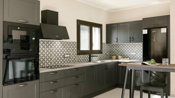 Villa | 3 bedrooms, desk