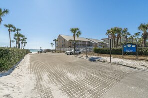 Nära stranden och vit sandstrand