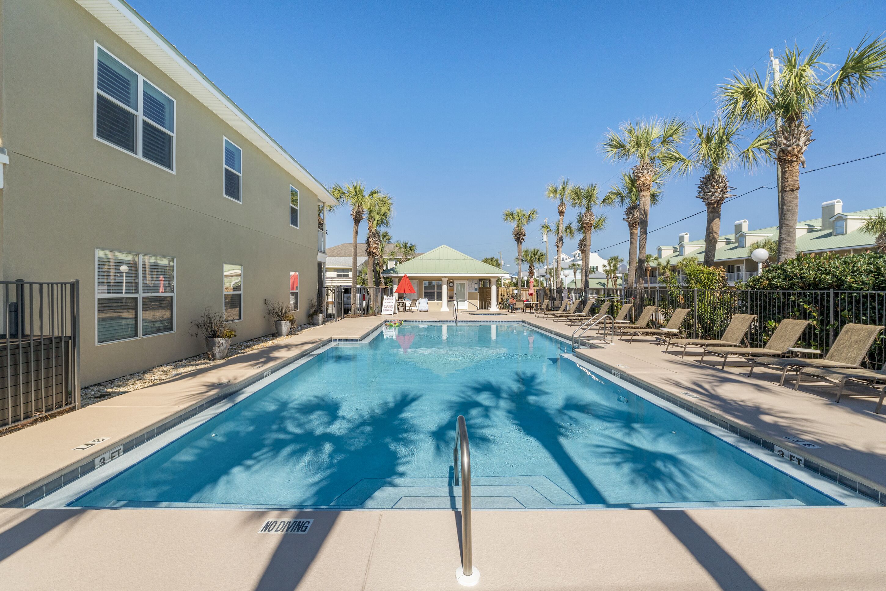 Piscine extérieure (ouverte en saison), chaises longues