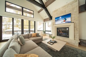 Smart TV, fireplace - Upscale Mountain Oasis, private Hot Tub (Keystone)