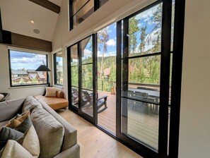 Smart TV, fireplace - Upscale Mountain Oasis, private Hot Tub (Keystone)