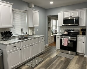 Fridge, microwave, oven, stovetop - Quiet Neighborhood-5BR near Big E, Mass Mutual, Six flags (Springfield)