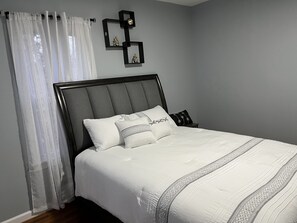 5 bedrooms, desk, iron/ironing board, travel crib - Quiet Neighborhood-5BR near Big E, Mass Mutual, Six flags (Springfield)