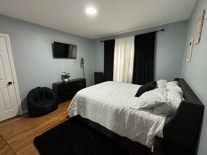 5 bedrooms, desk, iron/ironing board, travel cot - Quiet Neighborhood-5BR near Big E, Mass Mutual, Six flags (Springfield)