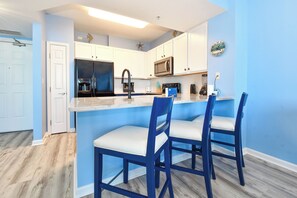 Kjøleskap, mikrobølgeovn, ovn og kokeplater