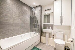 Hårtork, handdukar och schampo