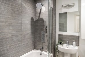 Secador de cabelo, toalhas de banho, shampoo