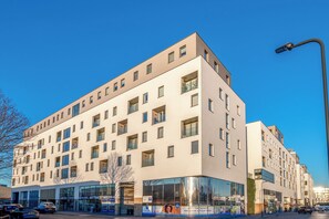 Exterior - Stylish Colindale Apartment| Balcony w/ City Views (Edgware)