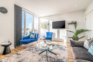 TV, books - Stylish Colindale Apartment| Balcony w/ City Views (Edgware)