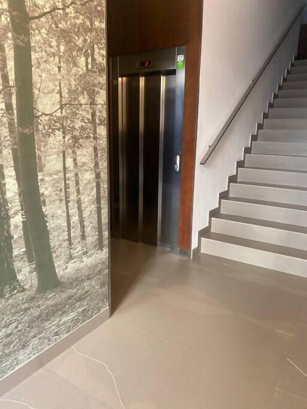 A hallway with a staircase and an elevator. - Peaceful Apartment in the heart of Pamplona (Pamplona/Iruña)