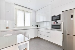 Jääkaappi, mikroaaltouuni, uuni, astianpesukone