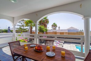 屋外ダイニングエリア