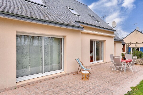 Outdoor dining - 4 bedroom house with garden - Tour du Parc (Le Tour-du-Parc)