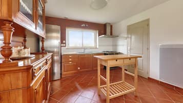 Een koelkast, een microgolfoven, een oven, een vaatwasser